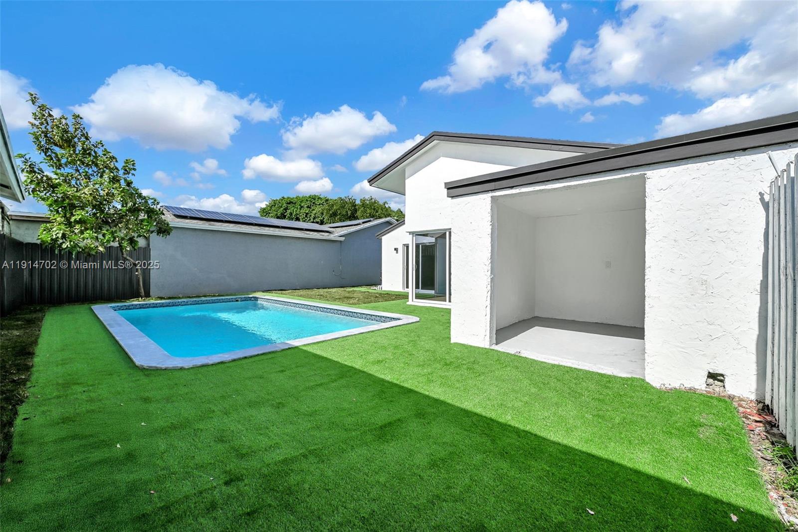SOUTH MIAMI LAKES - Residential