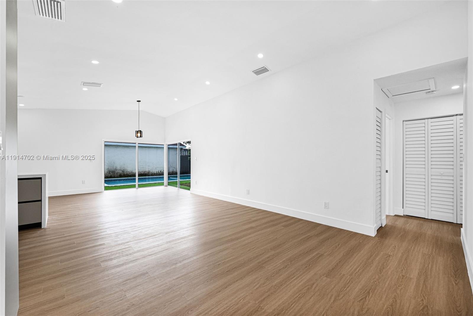 SOUTH MIAMI LAKES - Residential