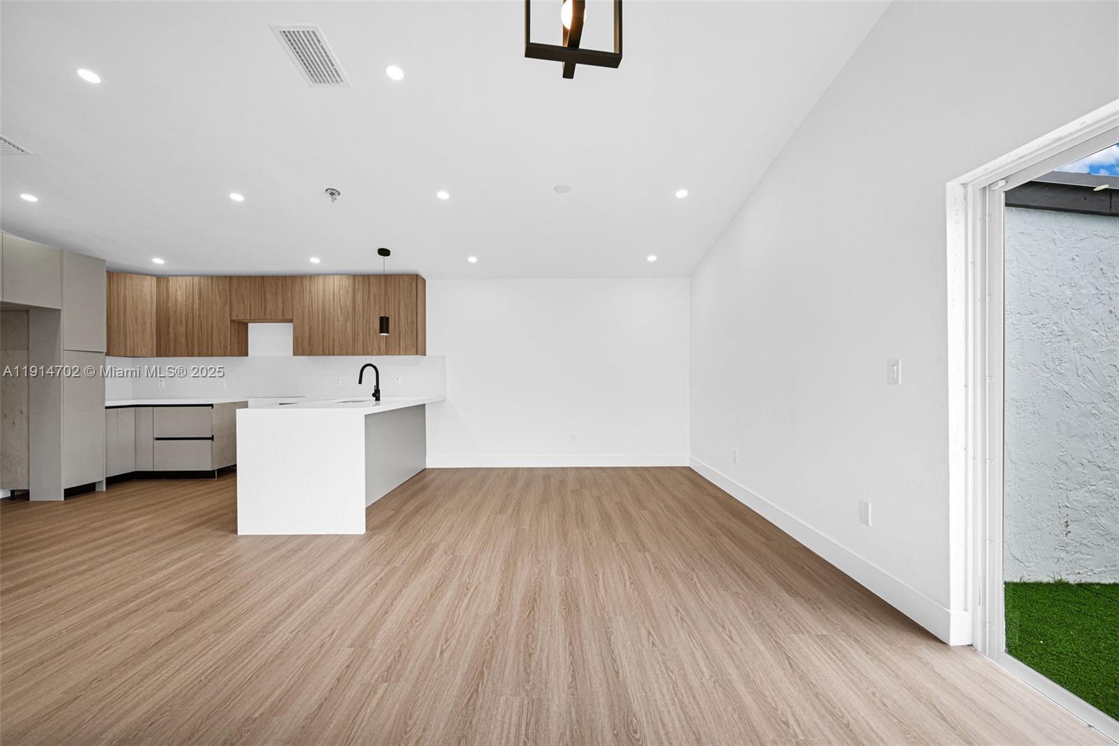 SOUTH MIAMI LAKES - Residential