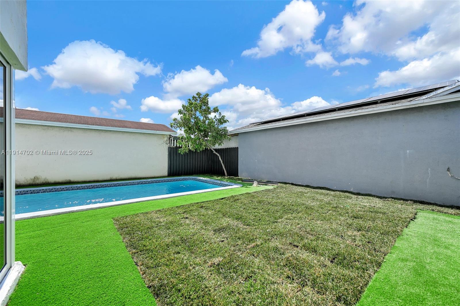 SOUTH MIAMI LAKES - Residential