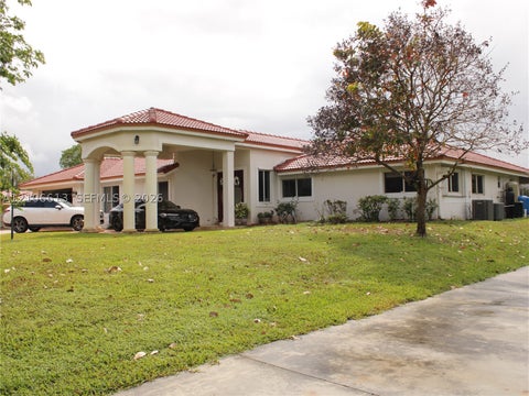 Photo of 4931 SW 167th Ave, Southwest Ranches, FL 33331 (MLS # A12106613)