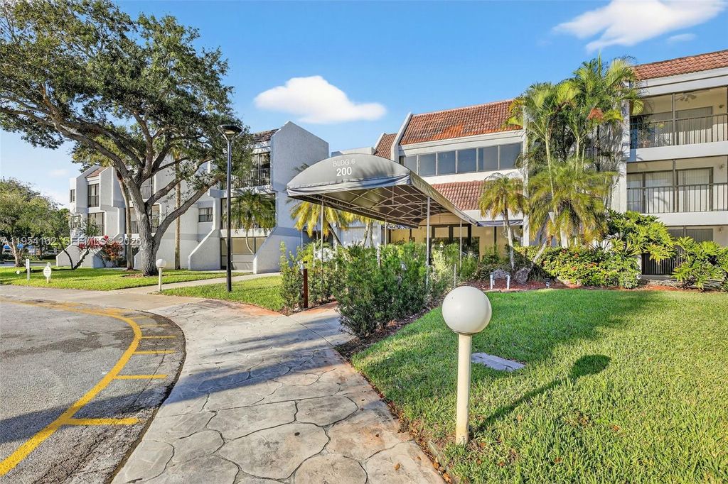 Photo of 200 Lakeview Dr #213, Weston, FL 33326 (MLS # A11954162)