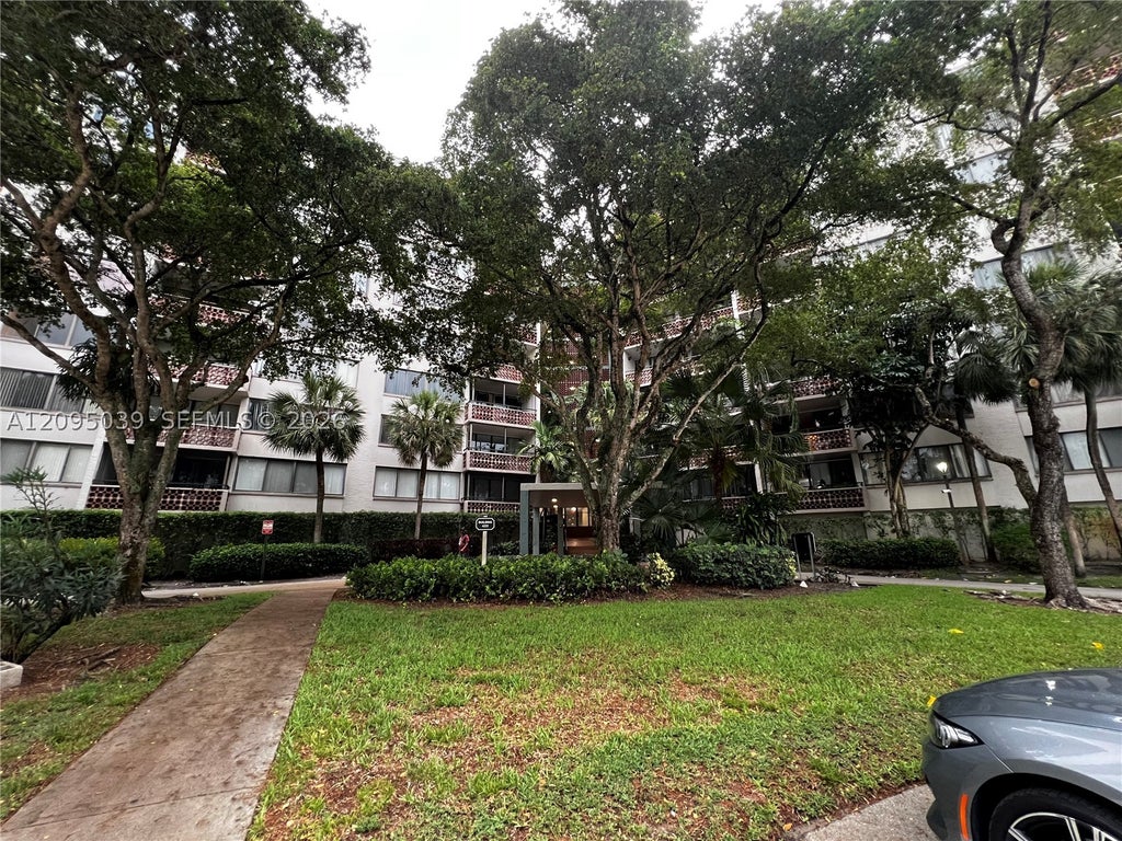 Photo of 4222 Inverrary Blvd #4305, Lauderhill, FL 33319 (MLS # A12095039)