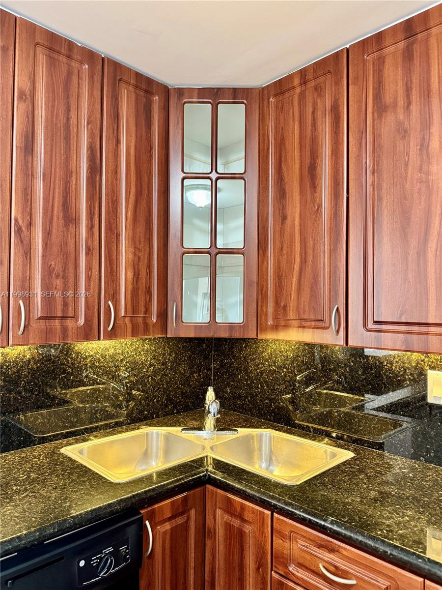 COMMODORE PLAZA CONDO - Residential