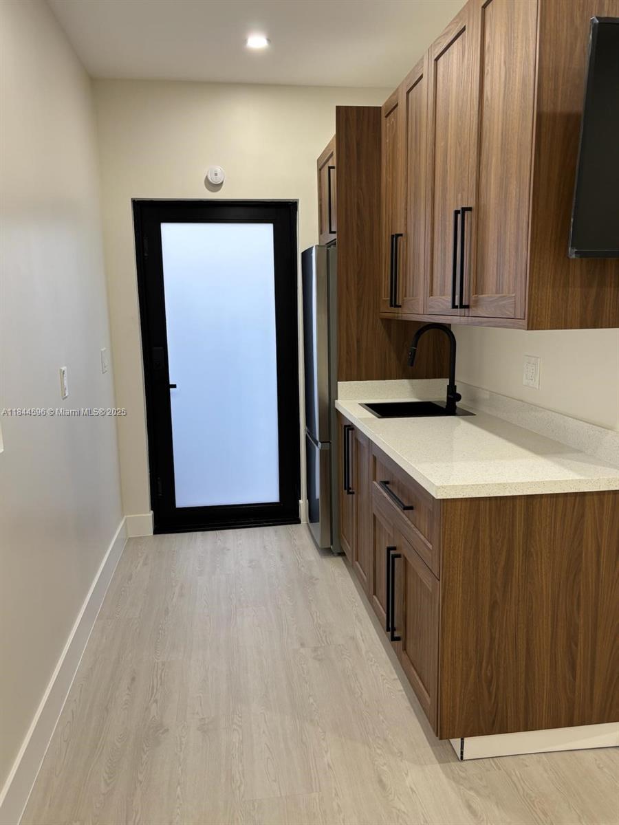Brand New 1/1 Efficiency – Ready to Move In!
Beautiful and modern efficiency with private entrance, spacious bedroom, full bathroom, and kitchenette. All utilities included! Perfect for a single tenant or couple. Located in a quiet and safe neighborhood with easy access to shops, highways, and public transportation.