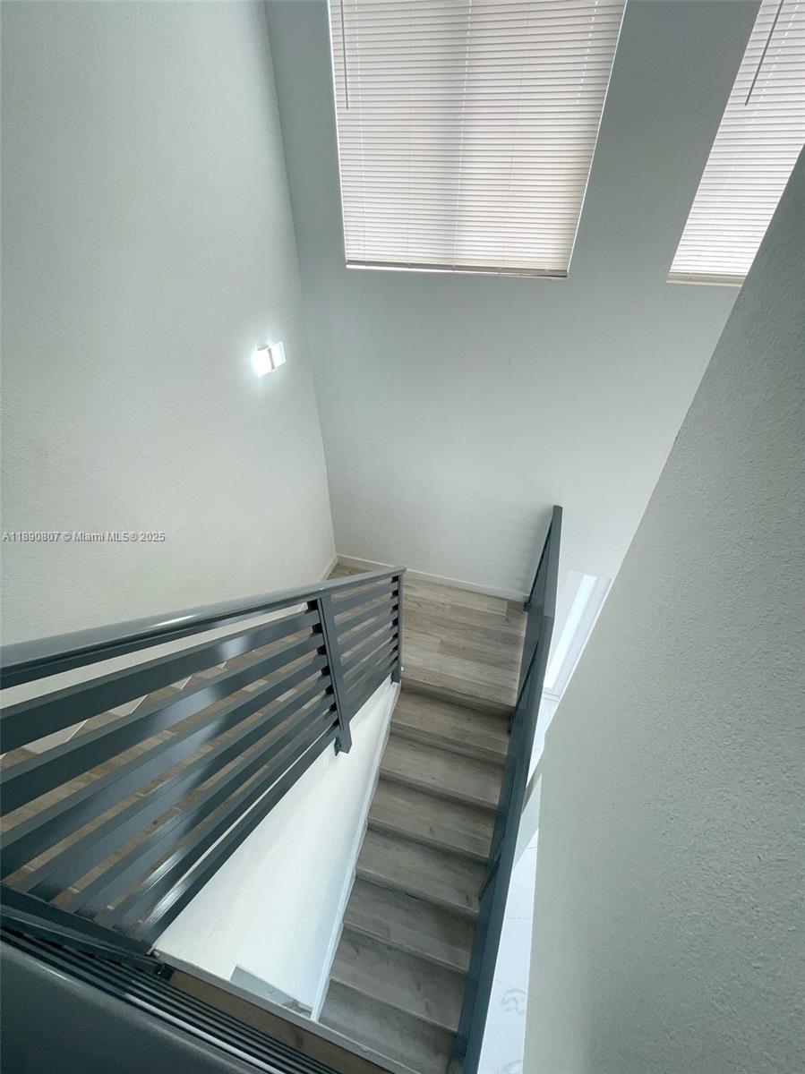 AIRPORT VISTA - Residential Lease