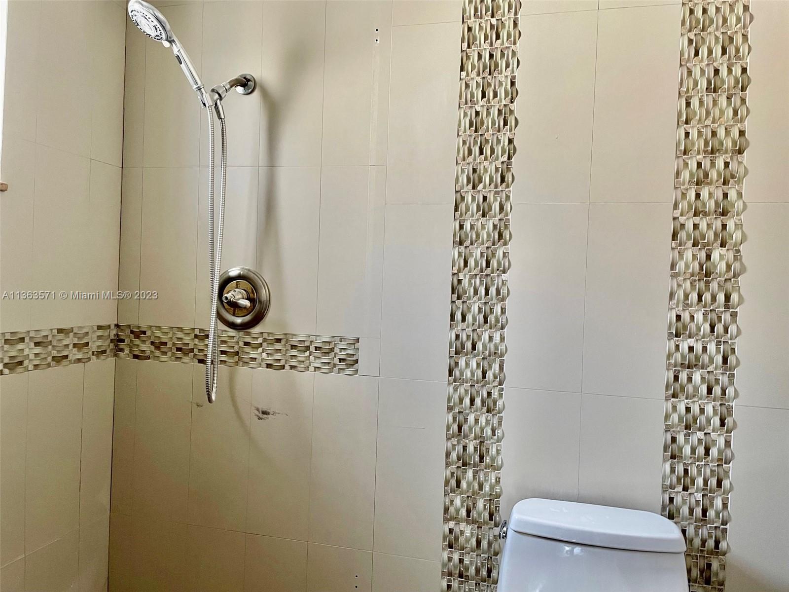 KENDALE LAKES SEC FIVE - Residential Lease