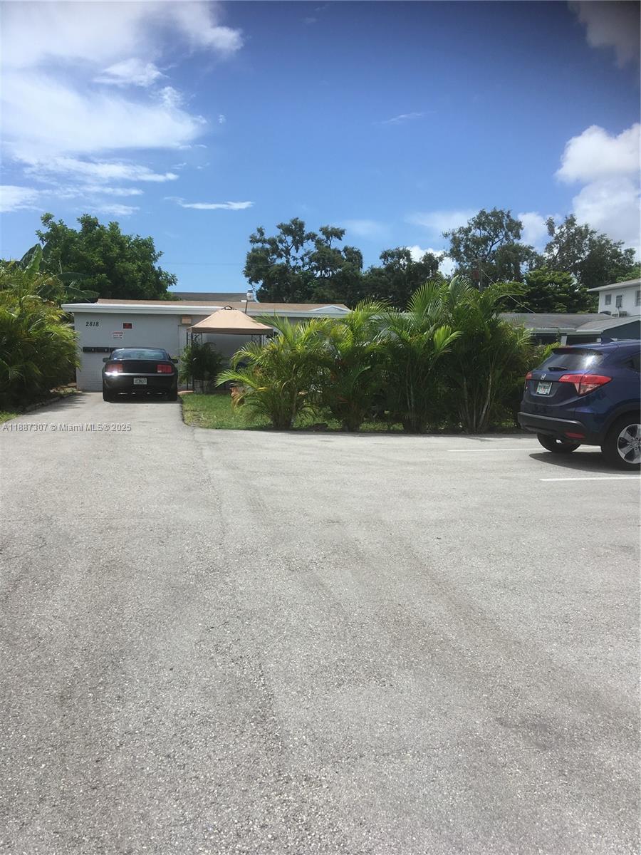 Cozy 1 bedroom, 1 bath apartment located just 1 mile from the beach, near I95 and close to everything you need. Enjoy a peaceful environment with on site laundry facilities.
Just background check, proof of income ,first month and security deposit to move in, fast approval.