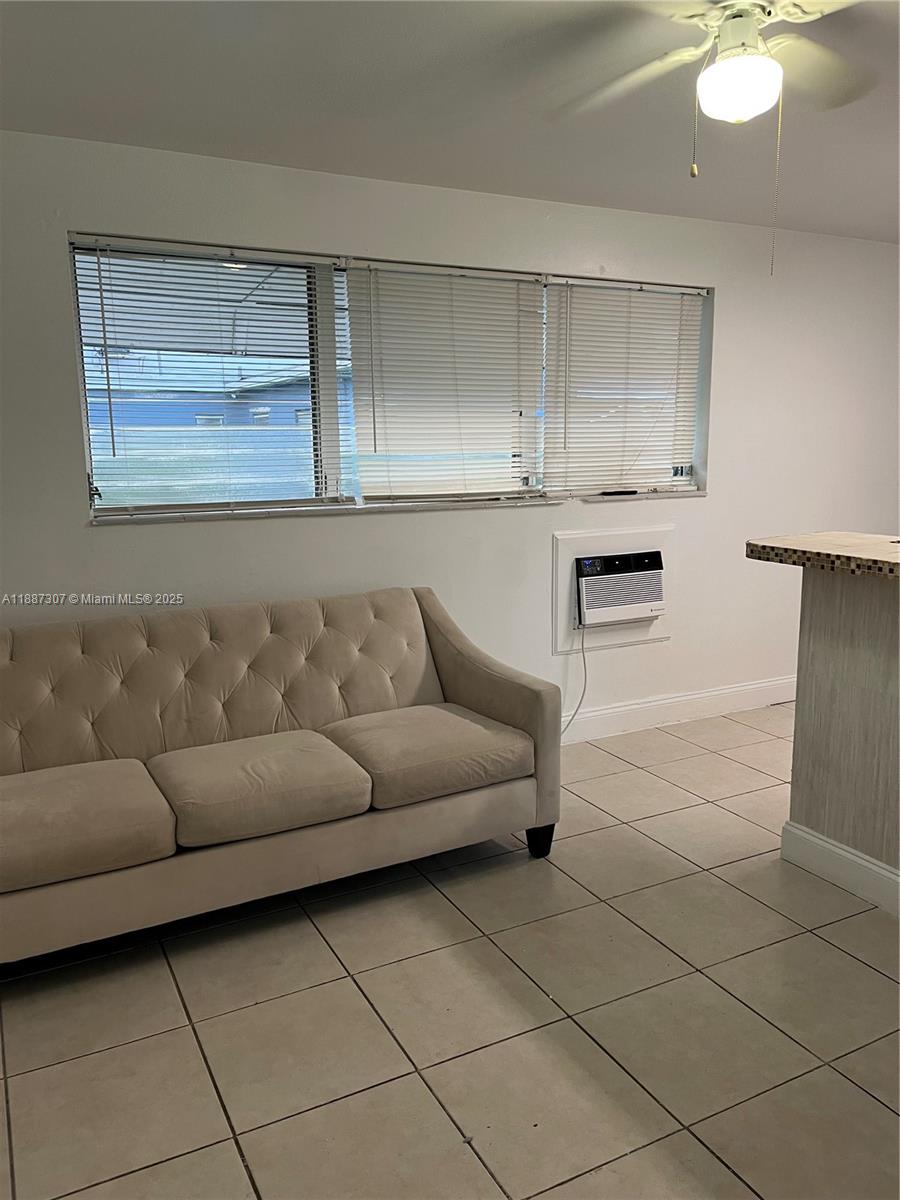 HOLLYWOOD LITTLE RANCHES - Residential Lease