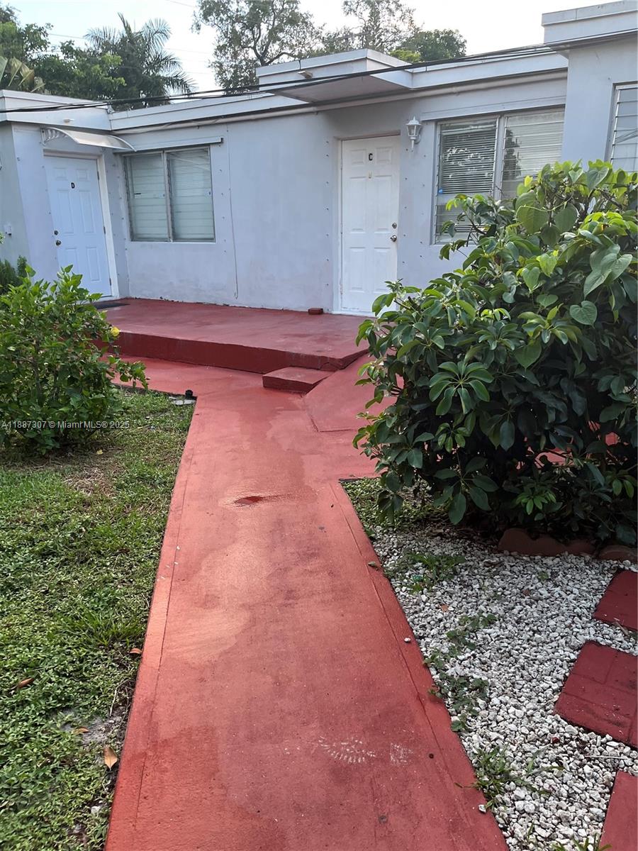 HOLLYWOOD LITTLE RANCHES - Residential Lease