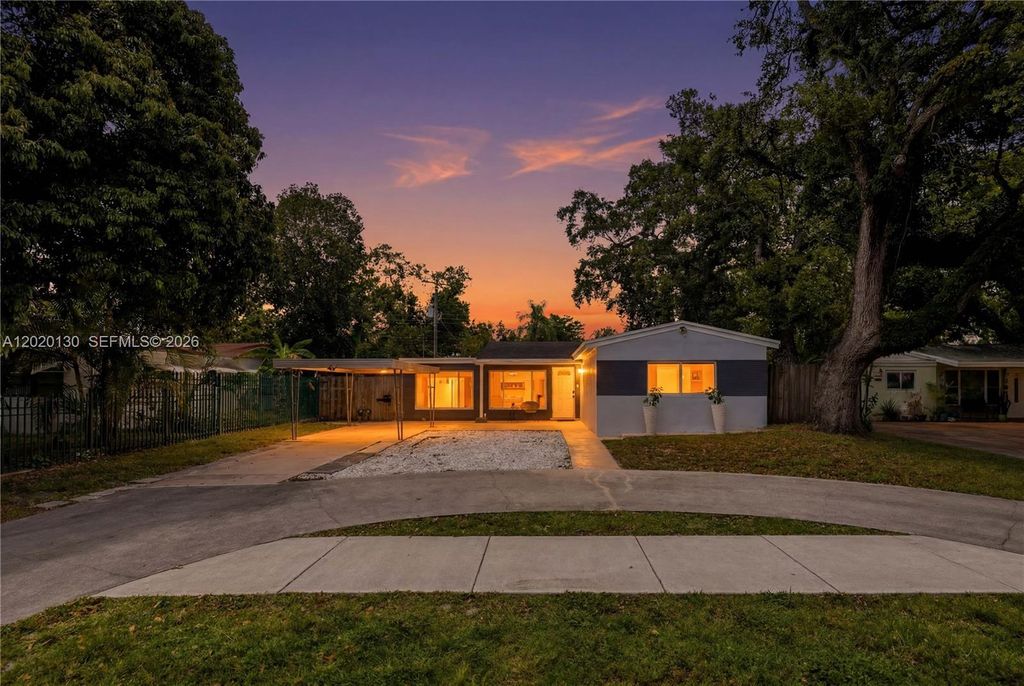 Photo of 6641 Freedom St, Hollywood, FL 33024 (MLS # A12020130)