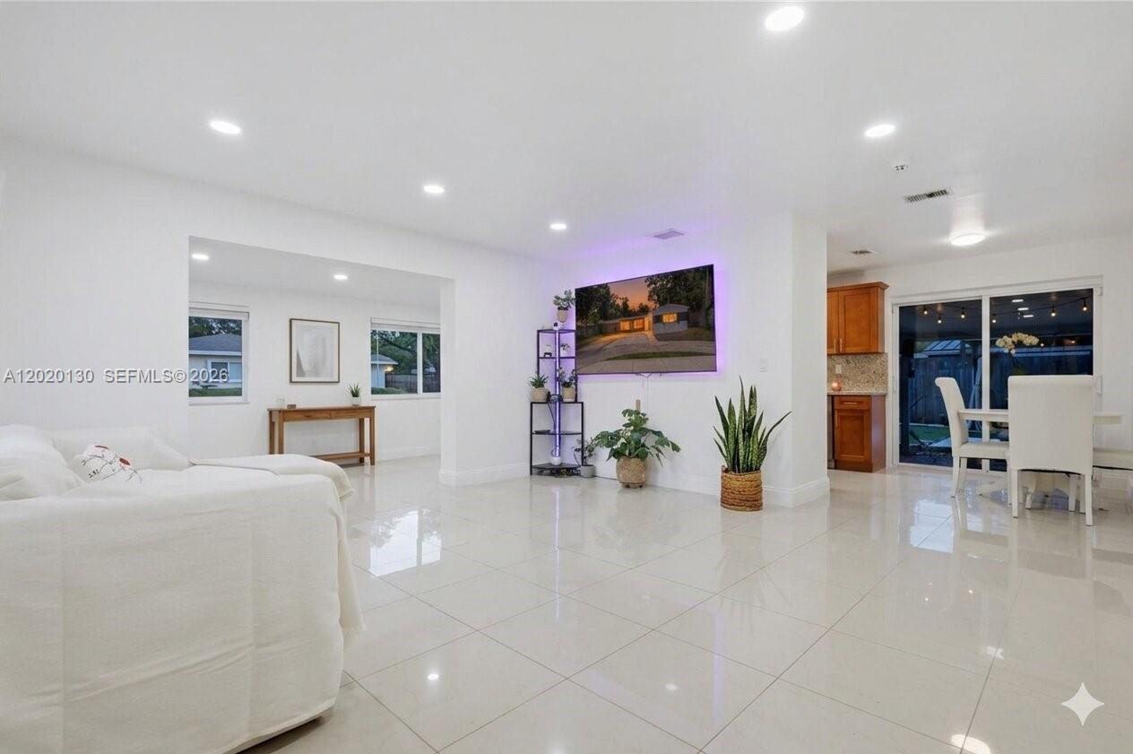 PALM LANE VILLA NO 3 - Residential