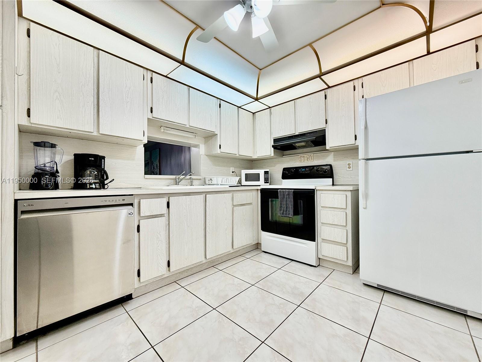 MEADOWBROOK LAKES VIEW - Residential