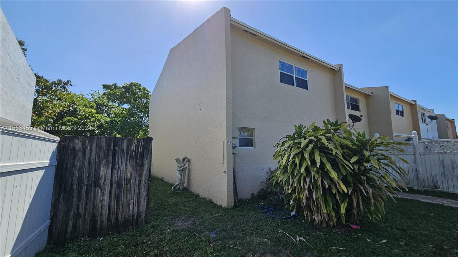 954 SW 74th Ave 1