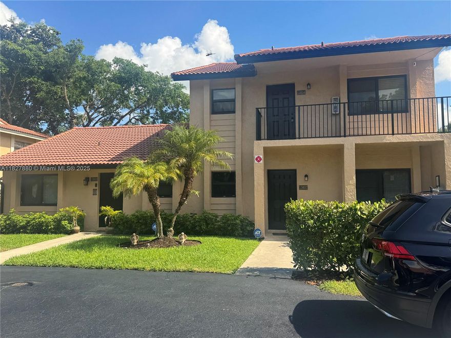 Beautifully updated condo is available for rent in heart of Coral Springs.

- 2 bedrooms 
- 2 bathrooms
- stainless steel kitchen appliances
- laminate flooring 
- new washer and dryer 
- close to highways, stores
- two parking spaces
- impact windows and doors

Quick approval, no Associaton . Min score 650 , no criminal or eviction background.