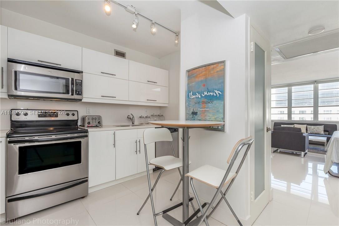 THE DECOPLAGE CONDO - Residential Lease