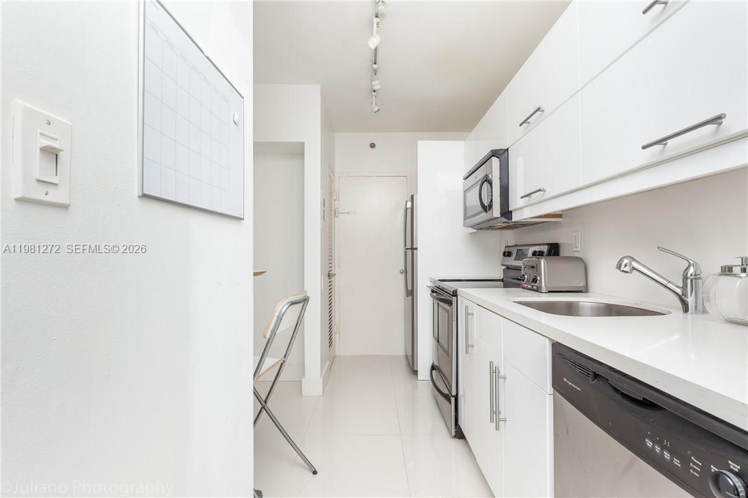 THE DECOPLAGE CONDO - Residential Lease