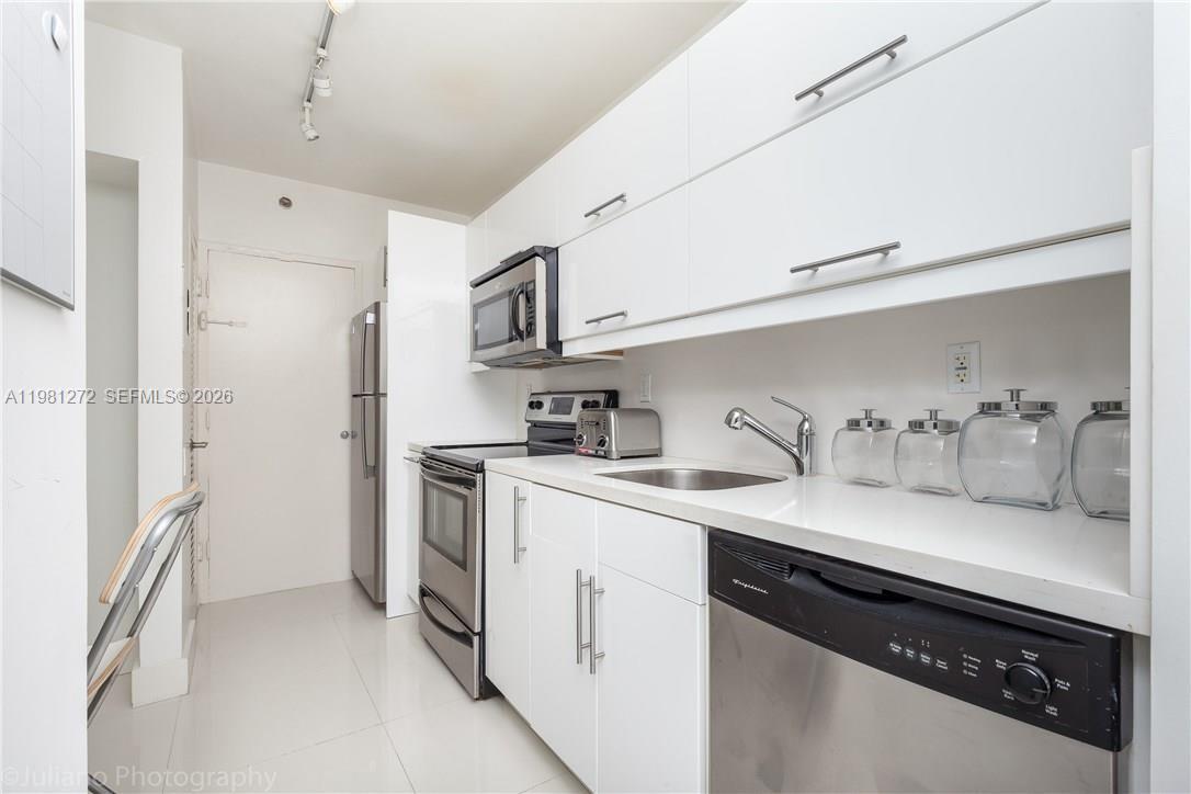 THE DECOPLAGE CONDO - Residential Lease