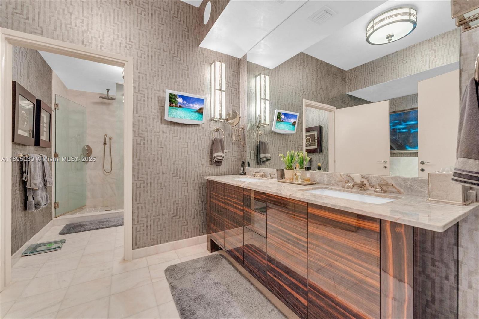 CONTINUUM ON SOUTH BEACH - Residential