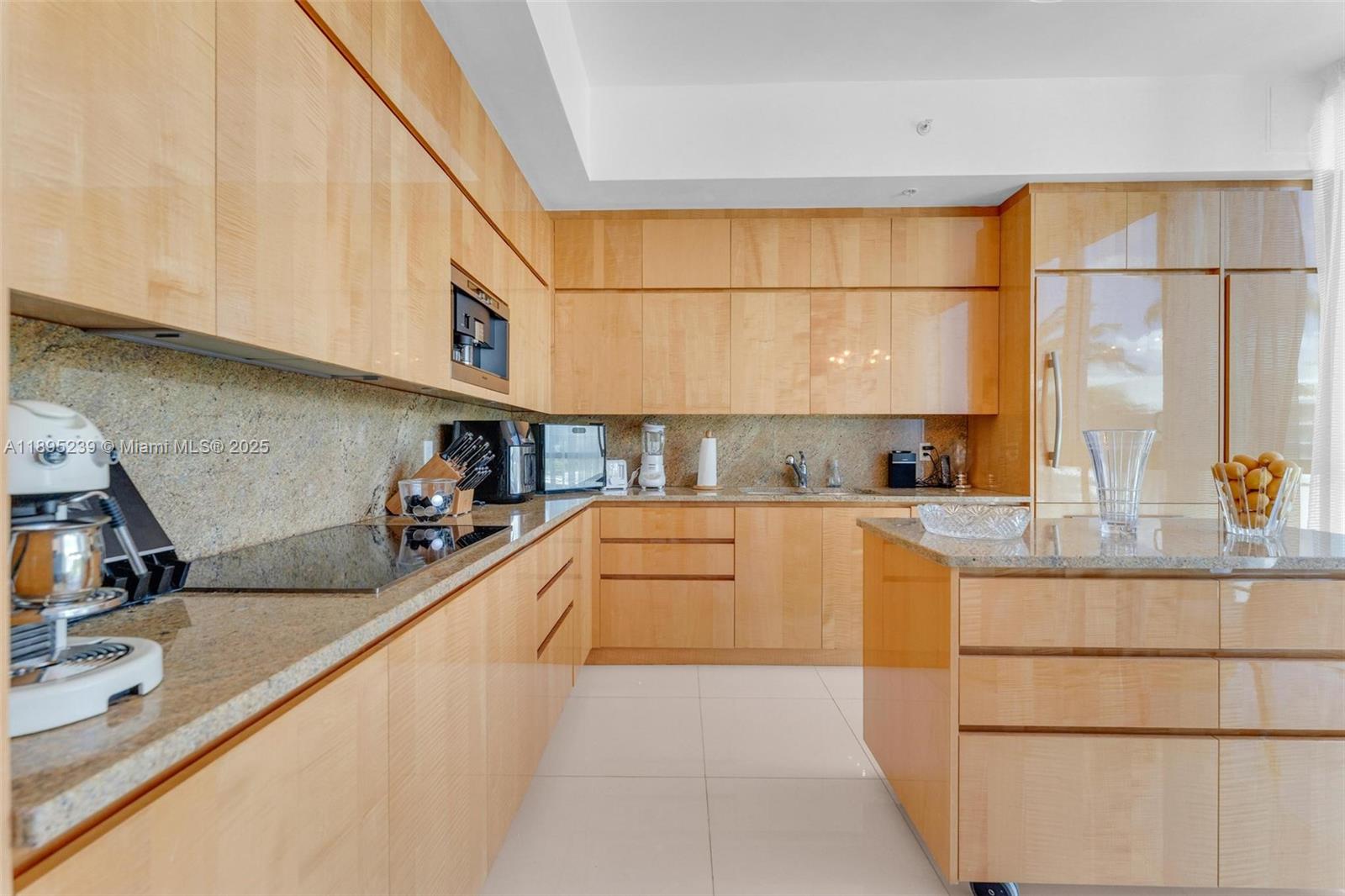 CONTINUUM ON SOUTH BEACH - Residential