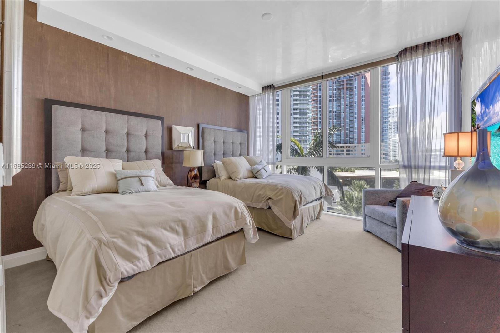 CONTINUUM ON SOUTH BEACH - Residential
