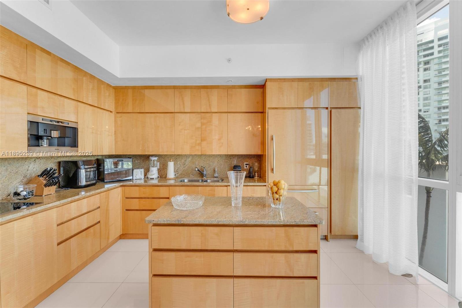 CONTINUUM ON SOUTH BEACH - Residential