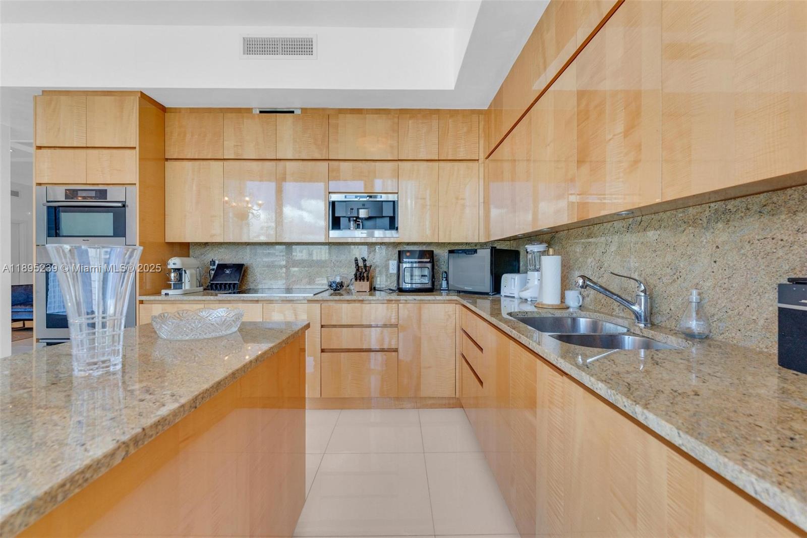 CONTINUUM ON SOUTH BEACH - Residential