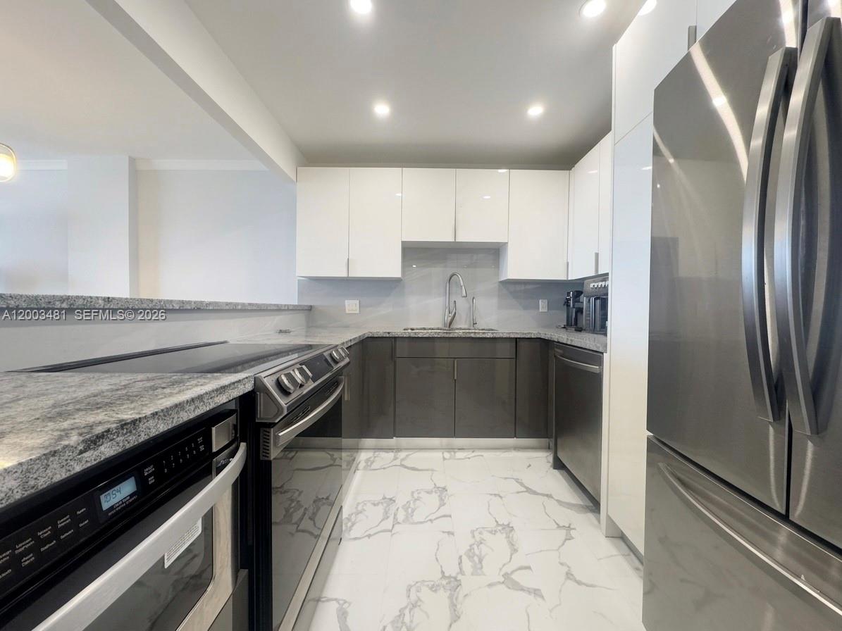 HALLMARK OF HOLLYWOOD CON - Residential