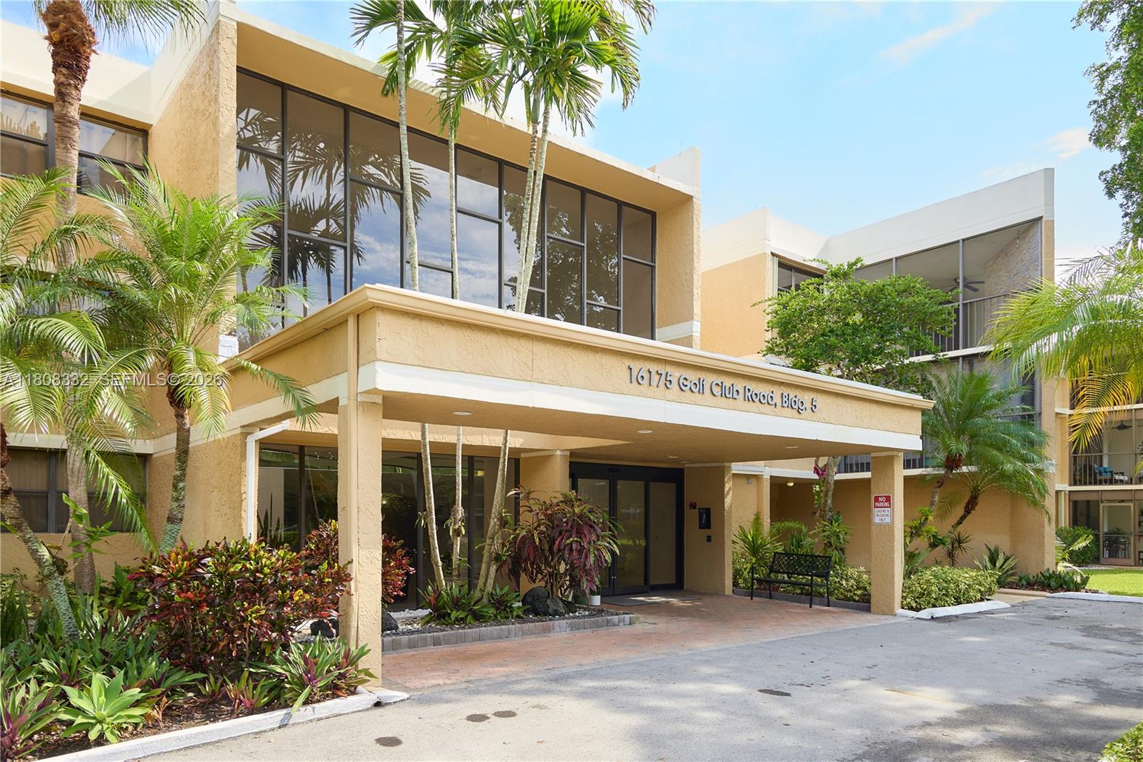 BLDG 5 OF COUNTRY CLUB AP - Residential