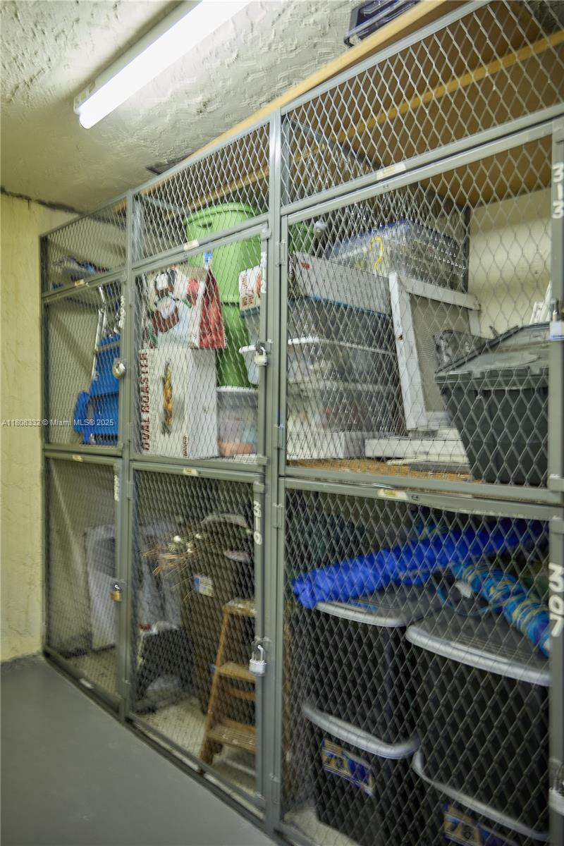 BLDG 5 OF COUNTRY CLUB AP - Residential