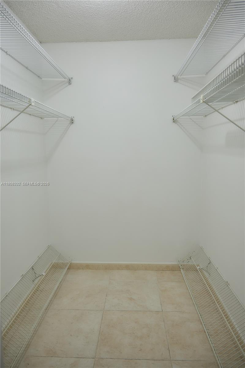 BLDG 5 OF COUNTRY CLUB AP - Residential