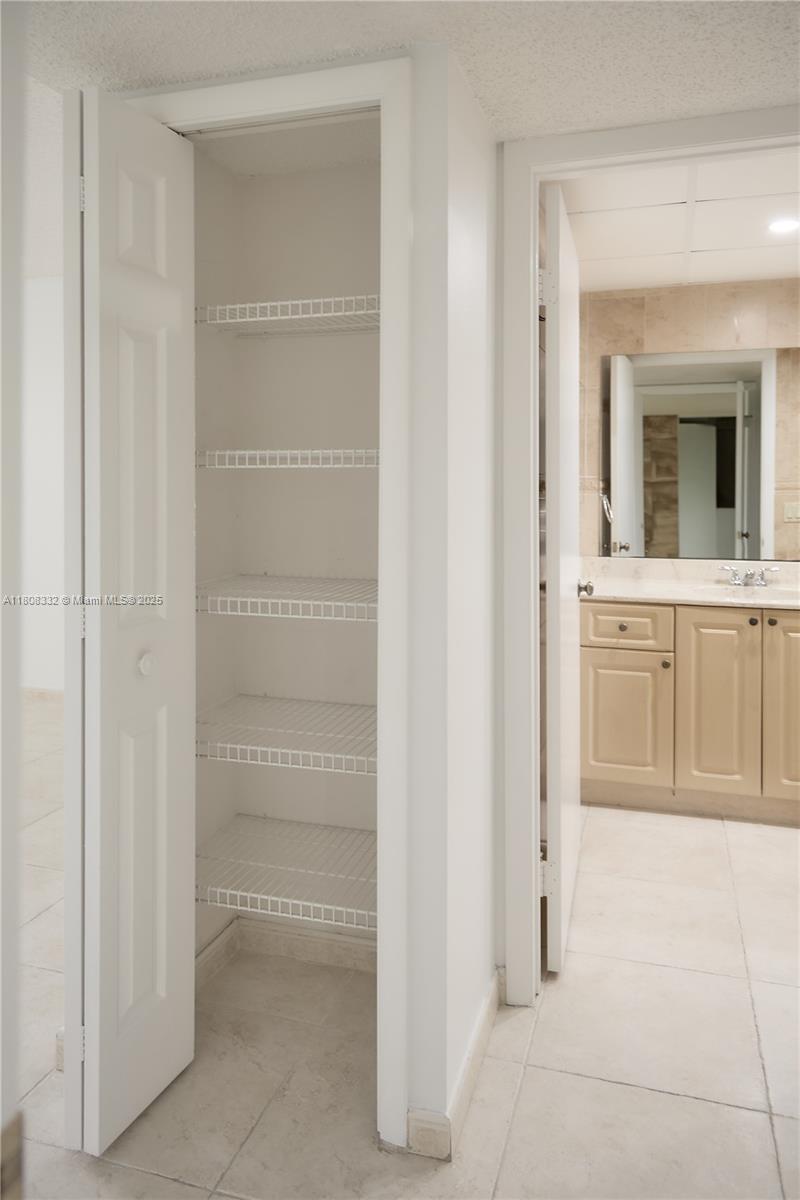 BLDG 5 OF COUNTRY CLUB AP - Residential