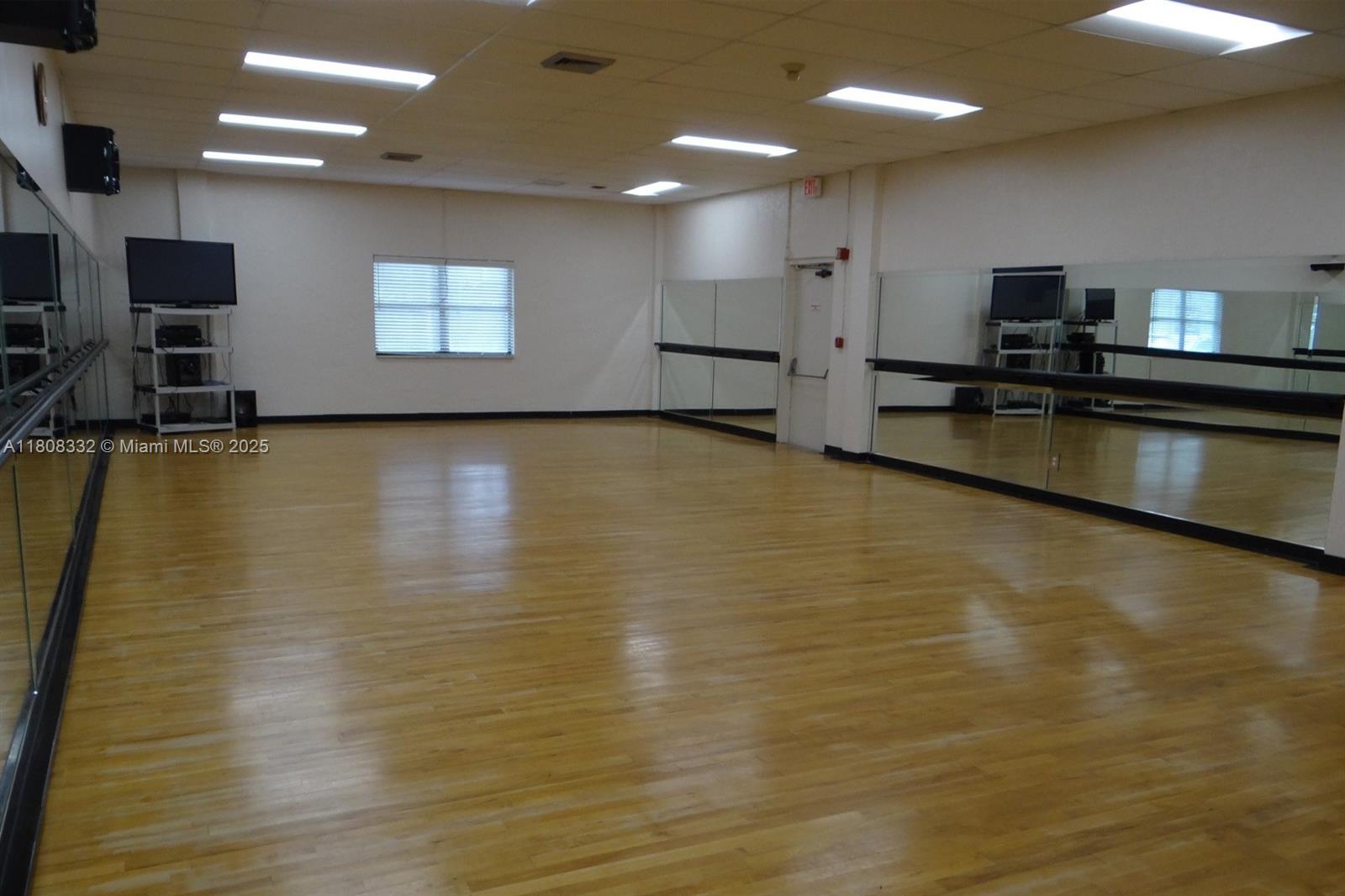 BLDG 5 OF COUNTRY CLUB AP - Residential