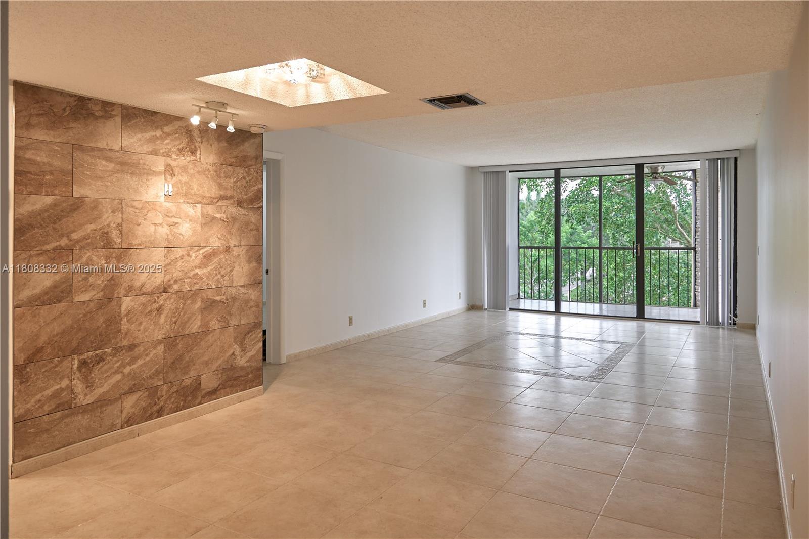 BLDG 5 OF COUNTRY CLUB AP - Residential