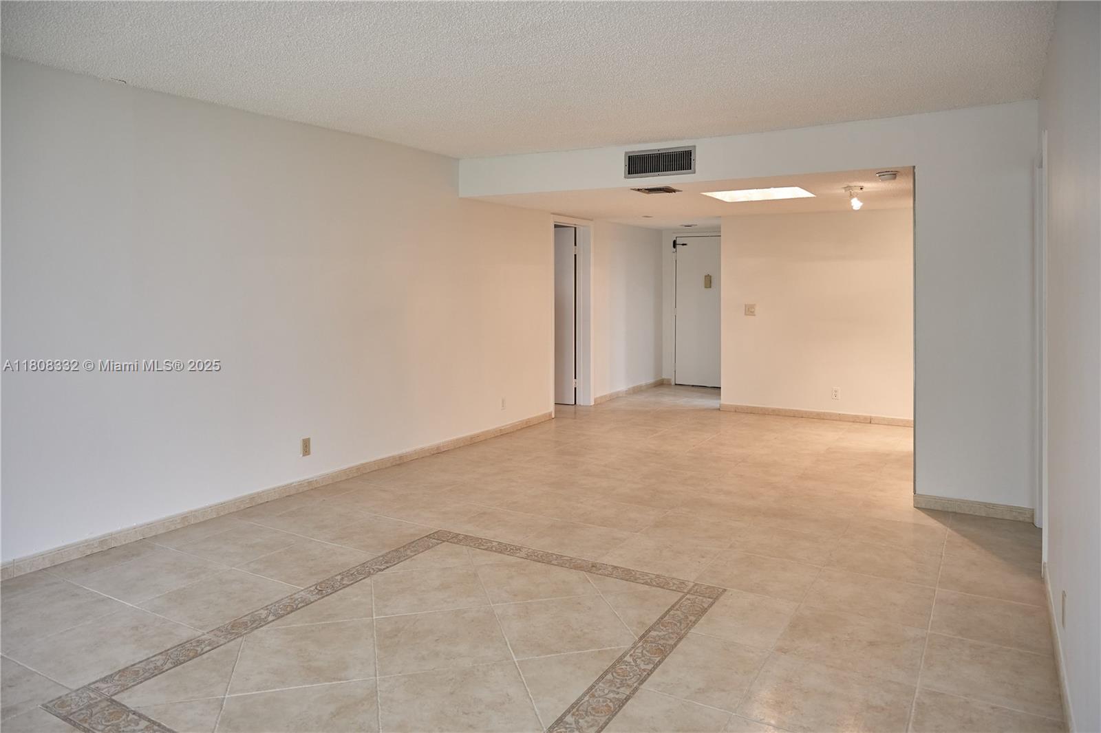 BLDG 5 OF COUNTRY CLUB AP - Residential