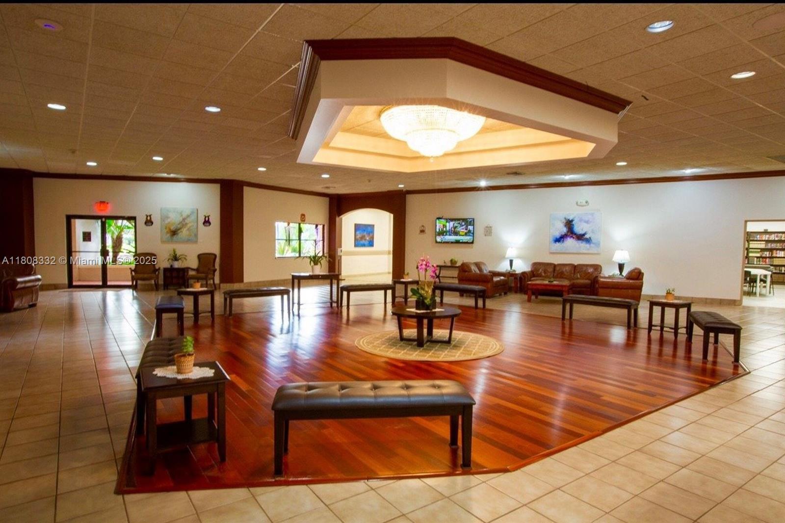 BLDG 5 OF COUNTRY CLUB AP - Residential