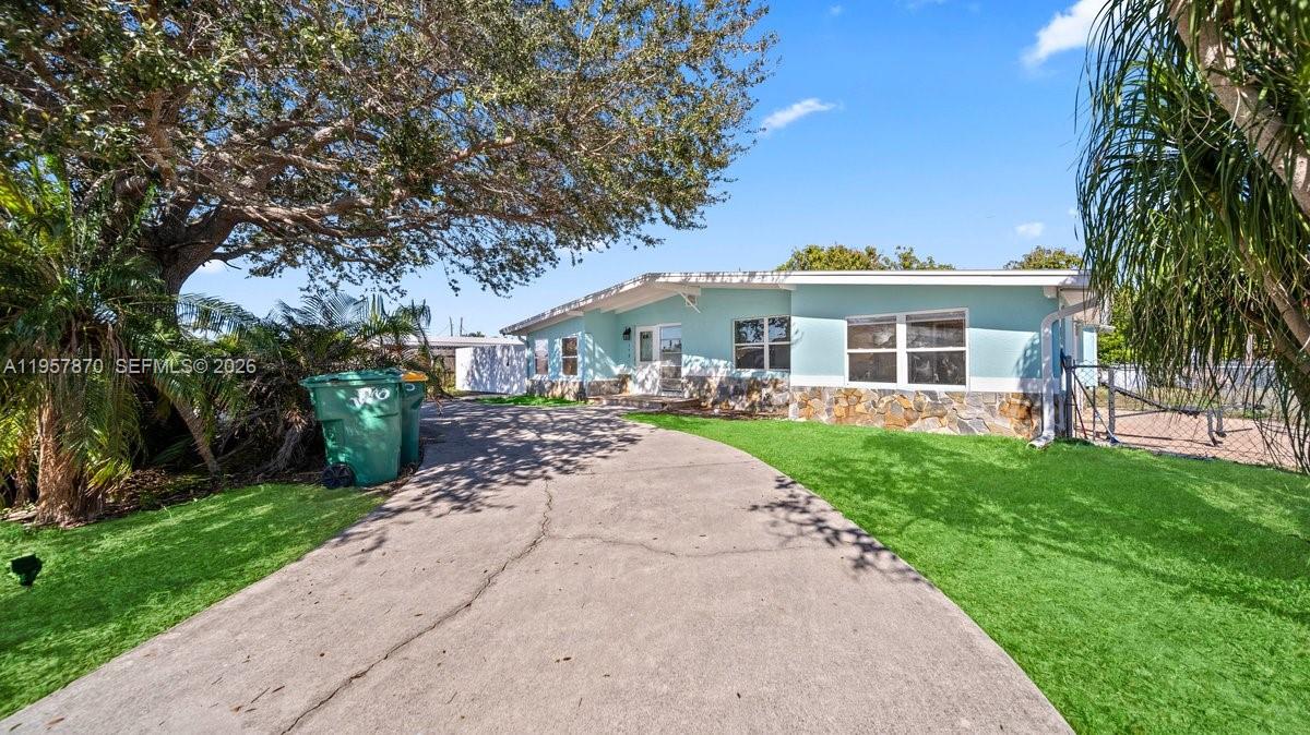 170 Poinsettia CIR NE