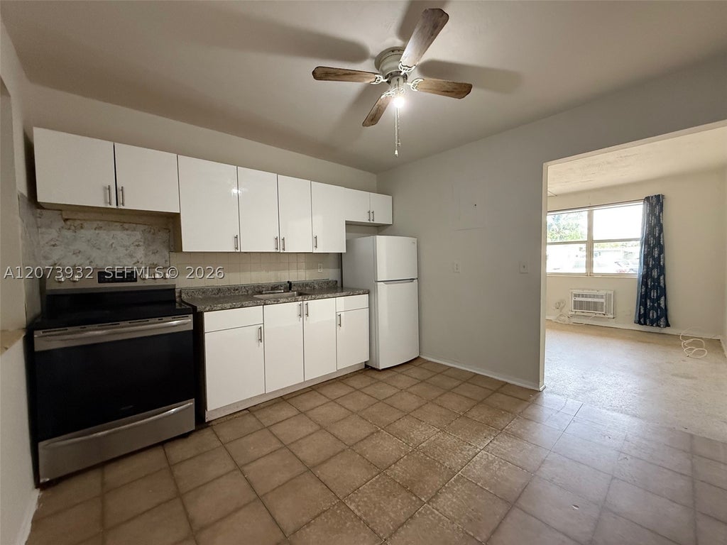 Photo of 900 SW 5th St #2, Hallandale Beach, FL 33009 (MLS # A12073932)