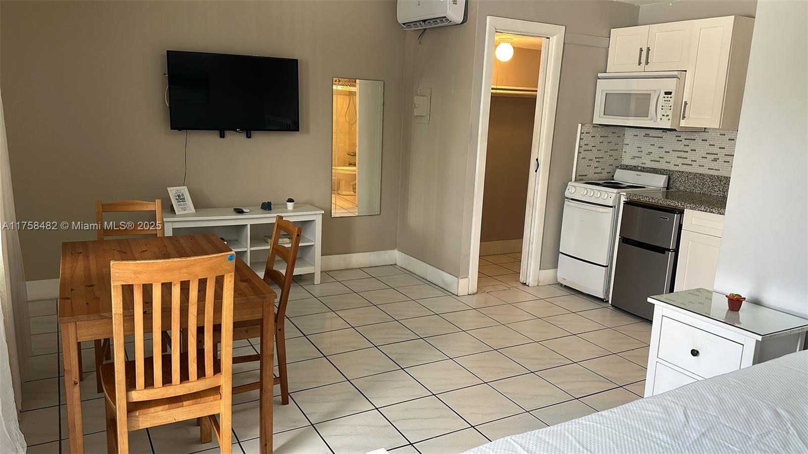 ISLE OF VENICE APTS INC C - Residential Lease