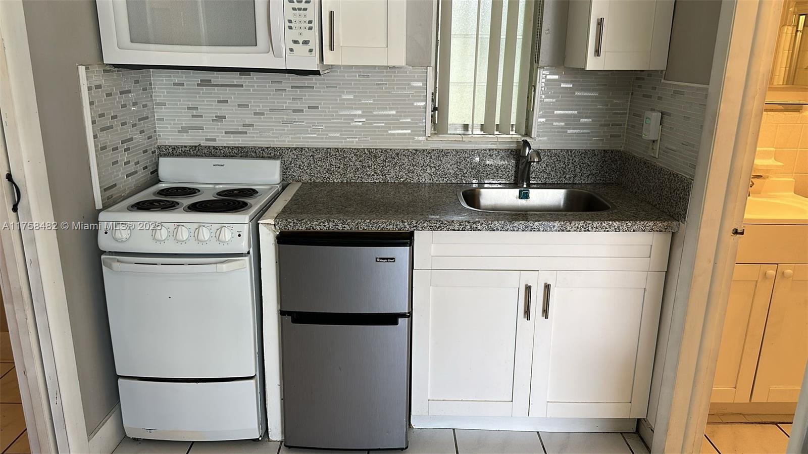 ISLE OF VENICE APTS INC C - Residential Lease