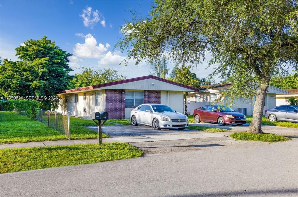 Photo of 5706 Lincoln St, Hollywood, FL 33021 (MLS # A11999911)