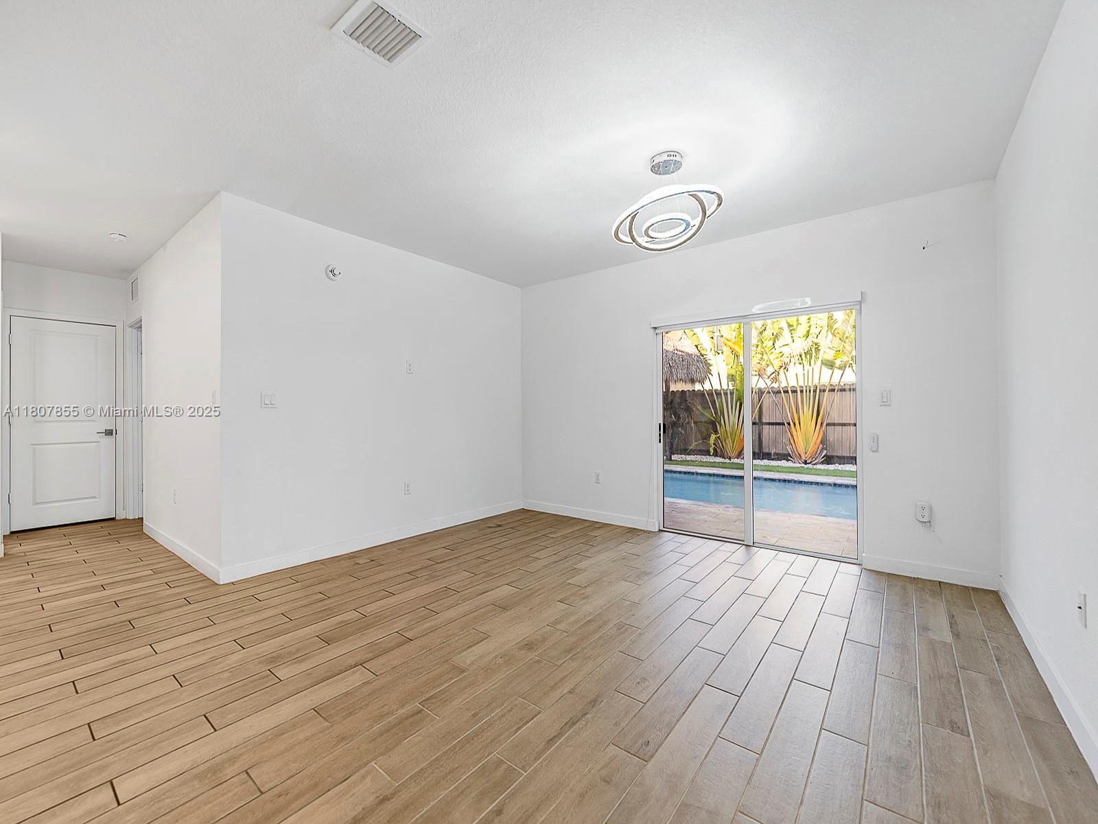 ROYAL HOMES WEST - Residential