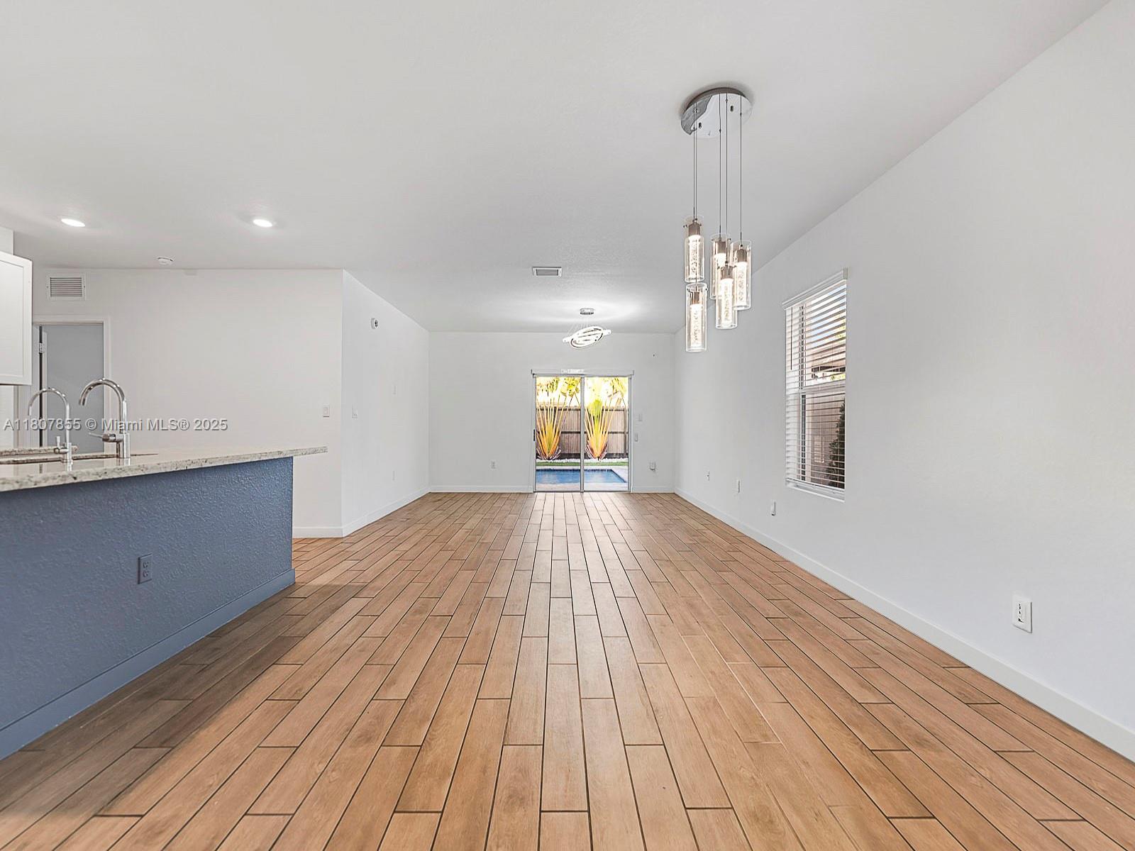 ROYAL HOMES WEST - Residential