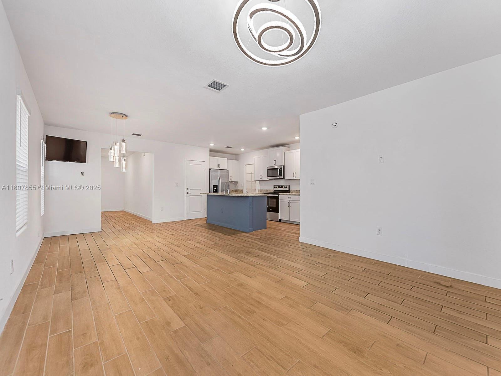 ROYAL HOMES WEST - Residential