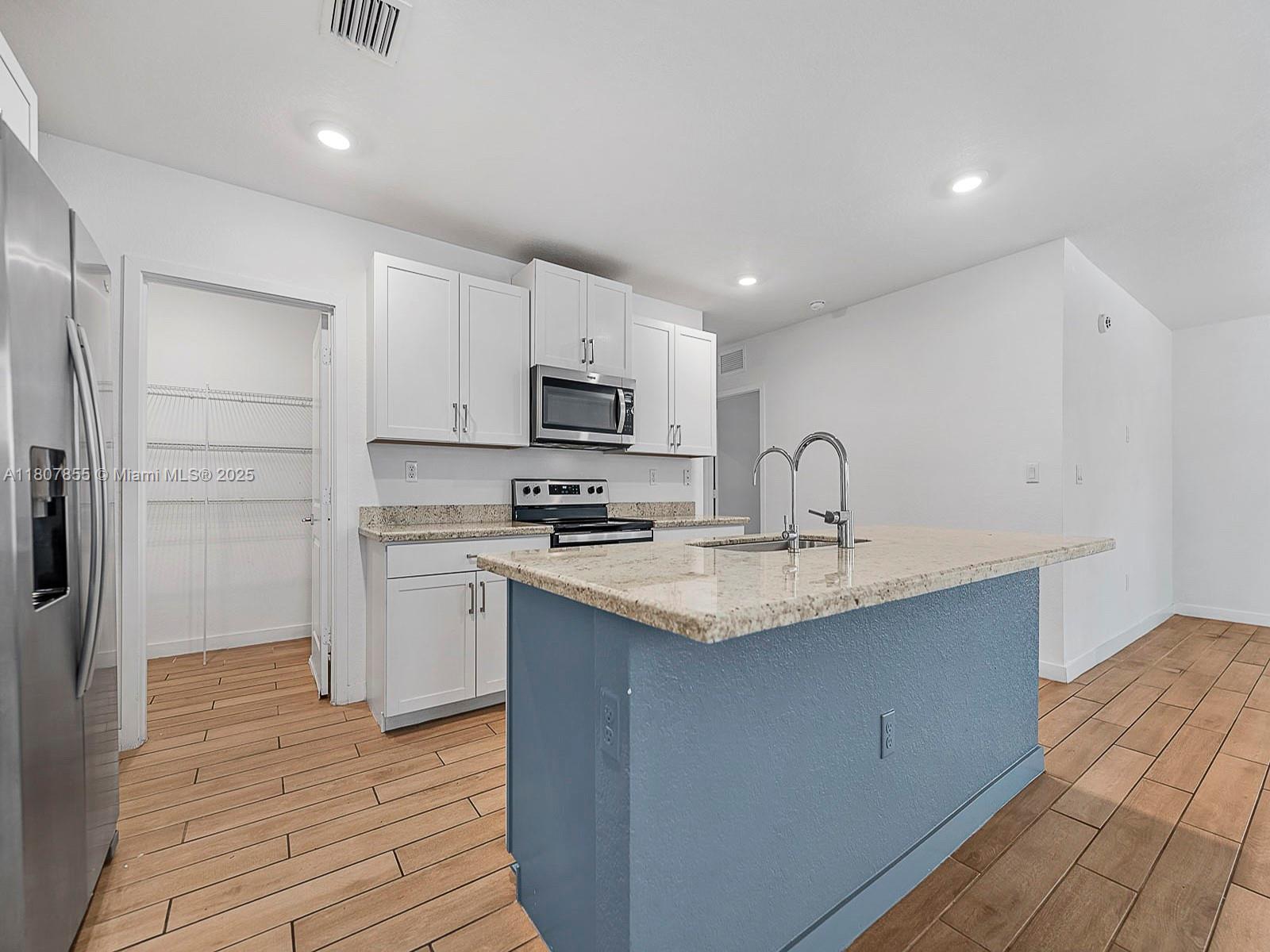 ROYAL HOMES WEST - Residential