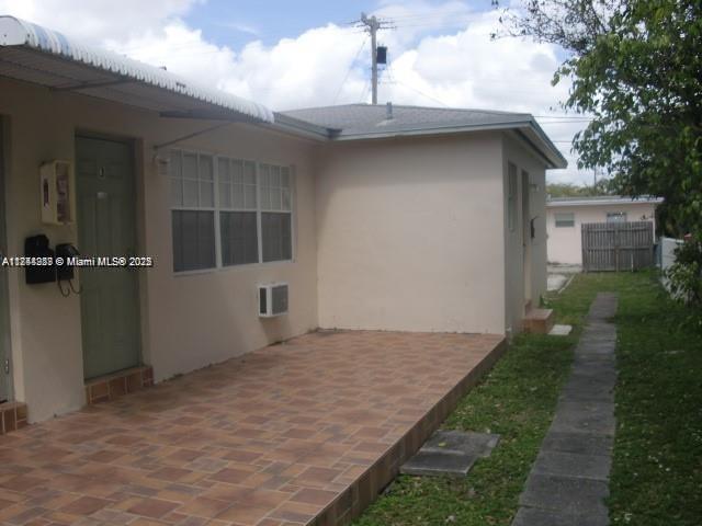 UPDATED STUDIO IN EXCELLENT AREA JUST STEPS TO DOWNTOWN HOLLYWOOD NEAR ALL THE RESTAURANTS, BARS AND SHOPPING AND CLOSE TO THE BEACH !! CENTRALLY LOCATED BETWEEN FT. LAUDERDALE, SOUTH BEACH, AND DOWNTOWN MIAMI.