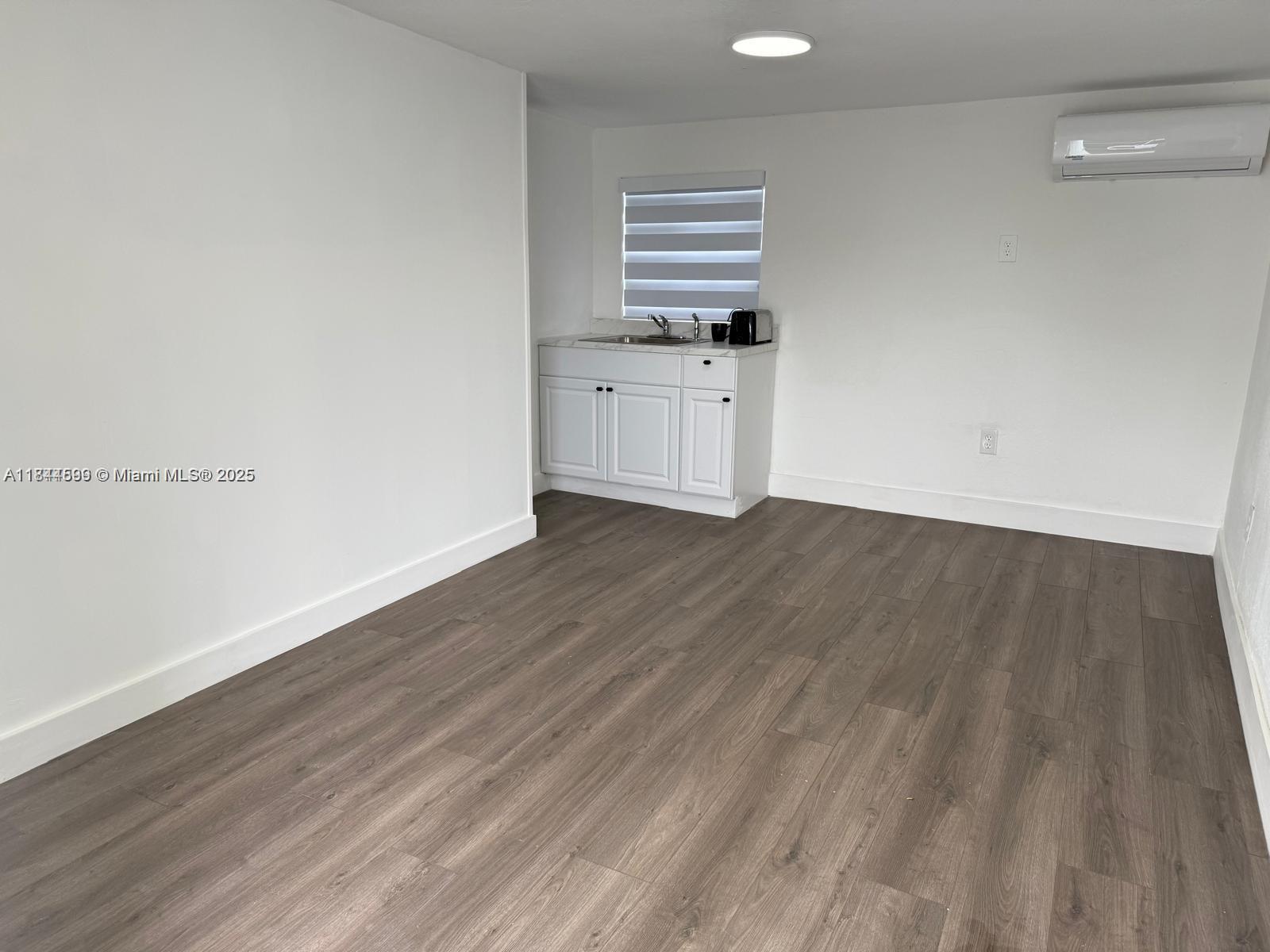 Modern and efficient studio with full bathroom, assigned parking, and access to community amenities. Electricity and internet included. A perfect space for practical and comfortable living. Contact us for more info!