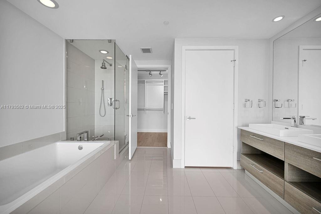 PARAISO BAY CONDO - Residential