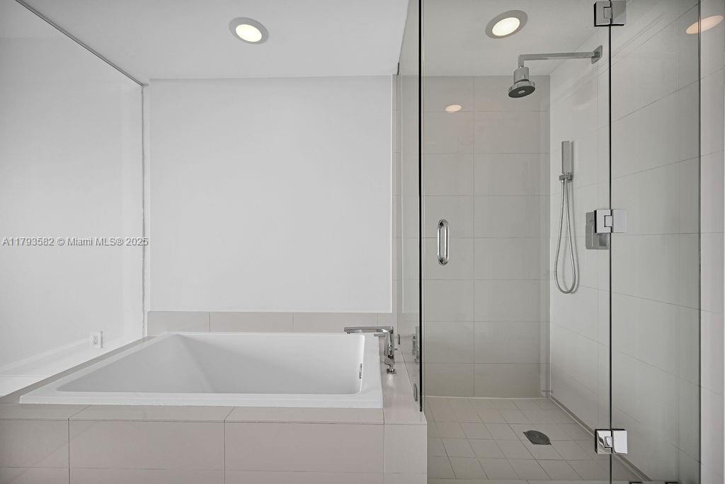 PARAISO BAY CONDO - Residential