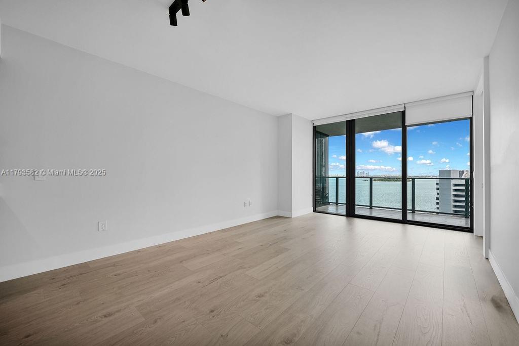 PARAISO BAY CONDO - Residential